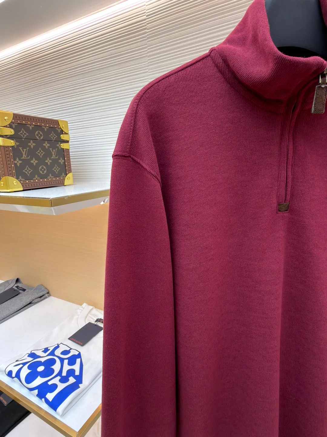 Ralph Lauren gold embroidered half turtleneck sweatshirt ●Original version: Purchased and developed at 1690 ●Item number: 1682169-A55 ●Fabric: Yayun essence cotton velvet fabric ●Technology: Embroidery production ●Color: Burgundy ●Version: Fitted version ●Weight: about 520 grams ●Size: S-M-L-XL ●Description: Customized Yayun essence cotton velvet fabric, soft and silky, comfortable and close to the skin With a pure black tone as the base color, the plaid twill trim is on the neckline, carrying the elegance and retro of British style. The exquisite golden pony logo is embellished with it. It has its own focus and is highly recognizable. The simple and smooth lines outline the overall outline. The half-zipper design is sublimated, casual yet stylish. In the name of design, it creates a new fashionable realm of sweatshirts. Adopt imported machine embroidery technology, use advanced computer control systems and precision mechanical components to achieve pony logo embroidery operations with high precision. The lines are smooth and delicate, and the fabrics have been washed. It has a better hand feel and texture, is not easy to deform, is not easy to shrink, is not easy to fade, and maintains long-term beauty. The overall wiring is straight and delicate, the fabric is comfortable and soft, and the color is consistent without color difference. It can be matched with the same style to create a fashionable look and control various occasions. Customized accessories, complete with three standards, same style for men and women!